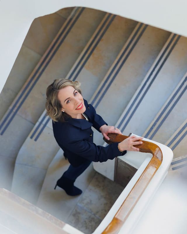 Dirigeante photographiée d'en haut dans la cage d'escalier du siège
